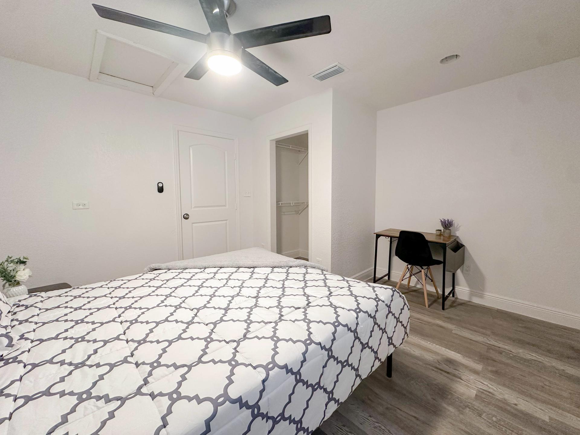 bedroom, detected:ceiling fan, bed