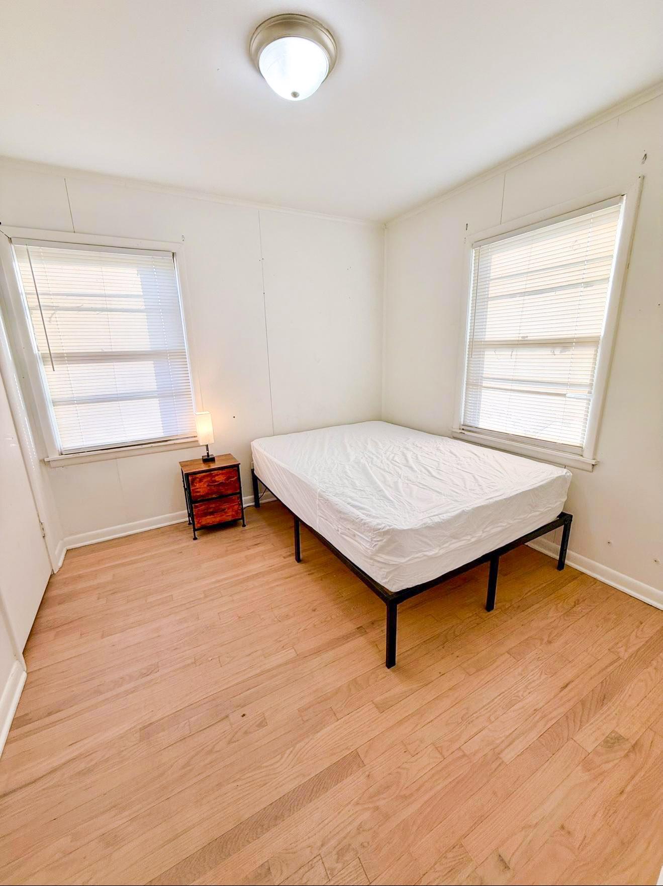 bedroom, detected:window blind, bed