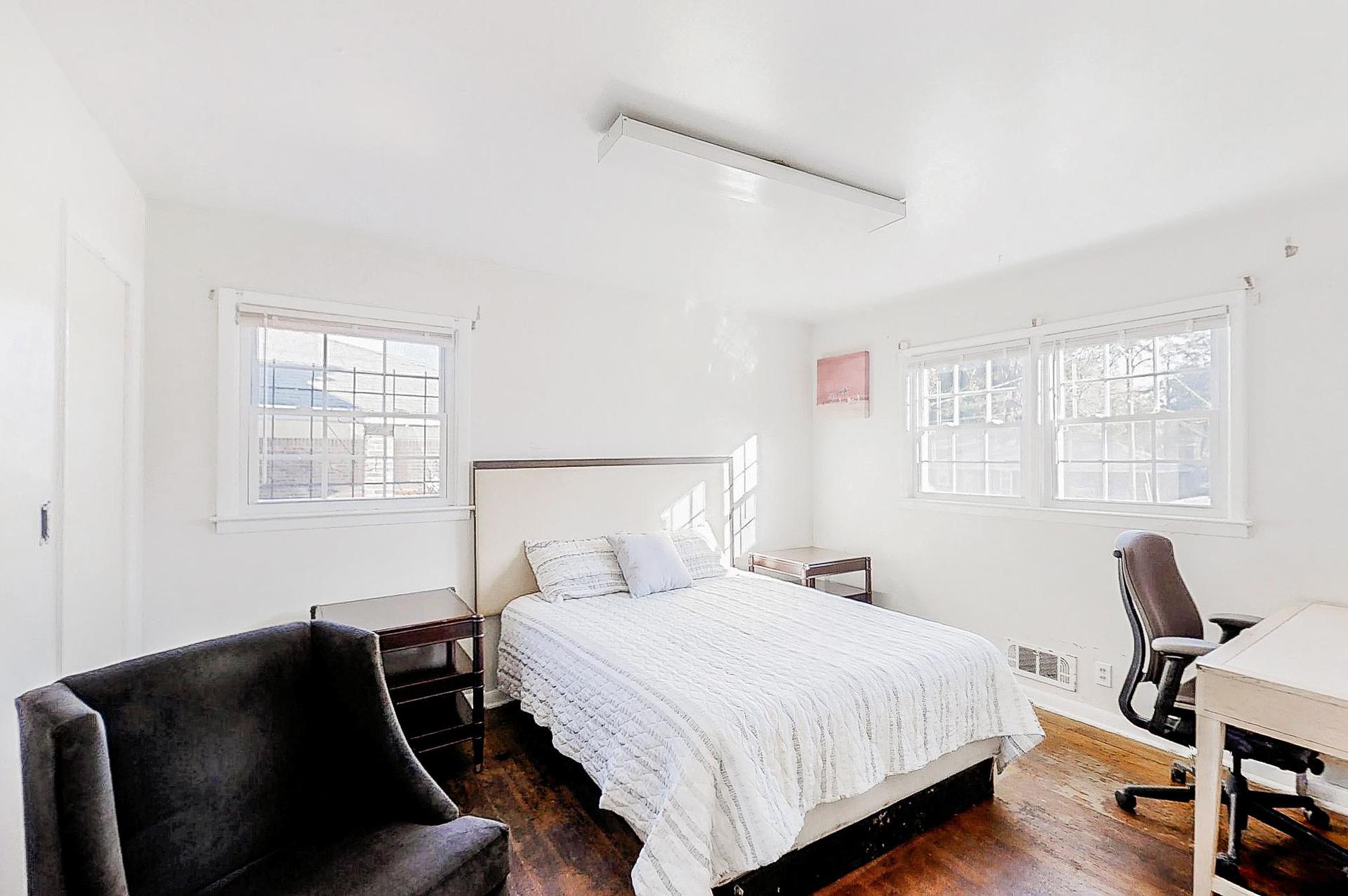 bedroom, detected: bed, sofa