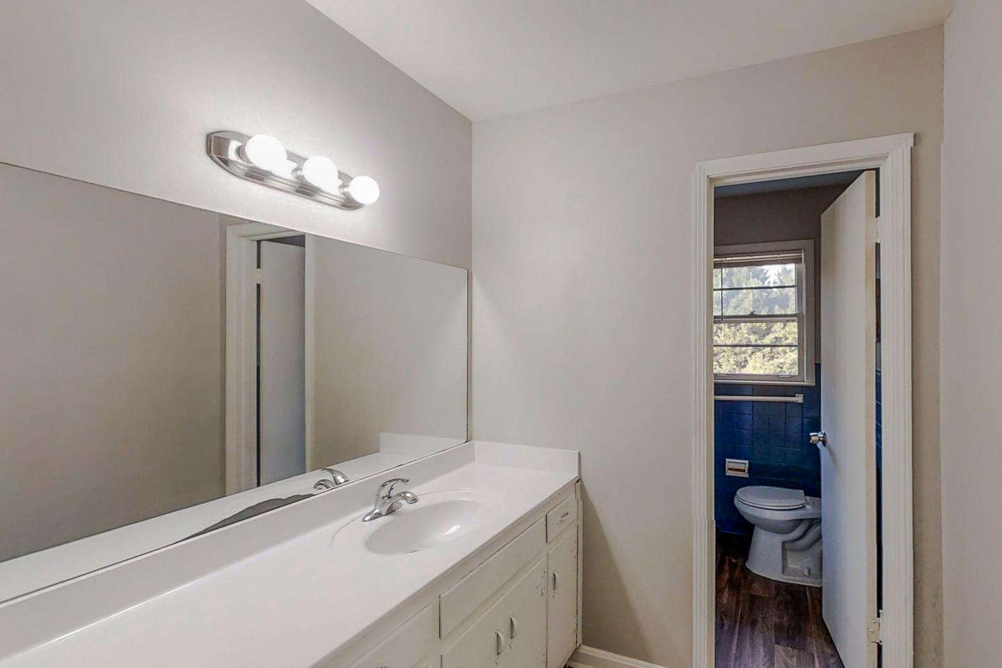 Bathroom(s)