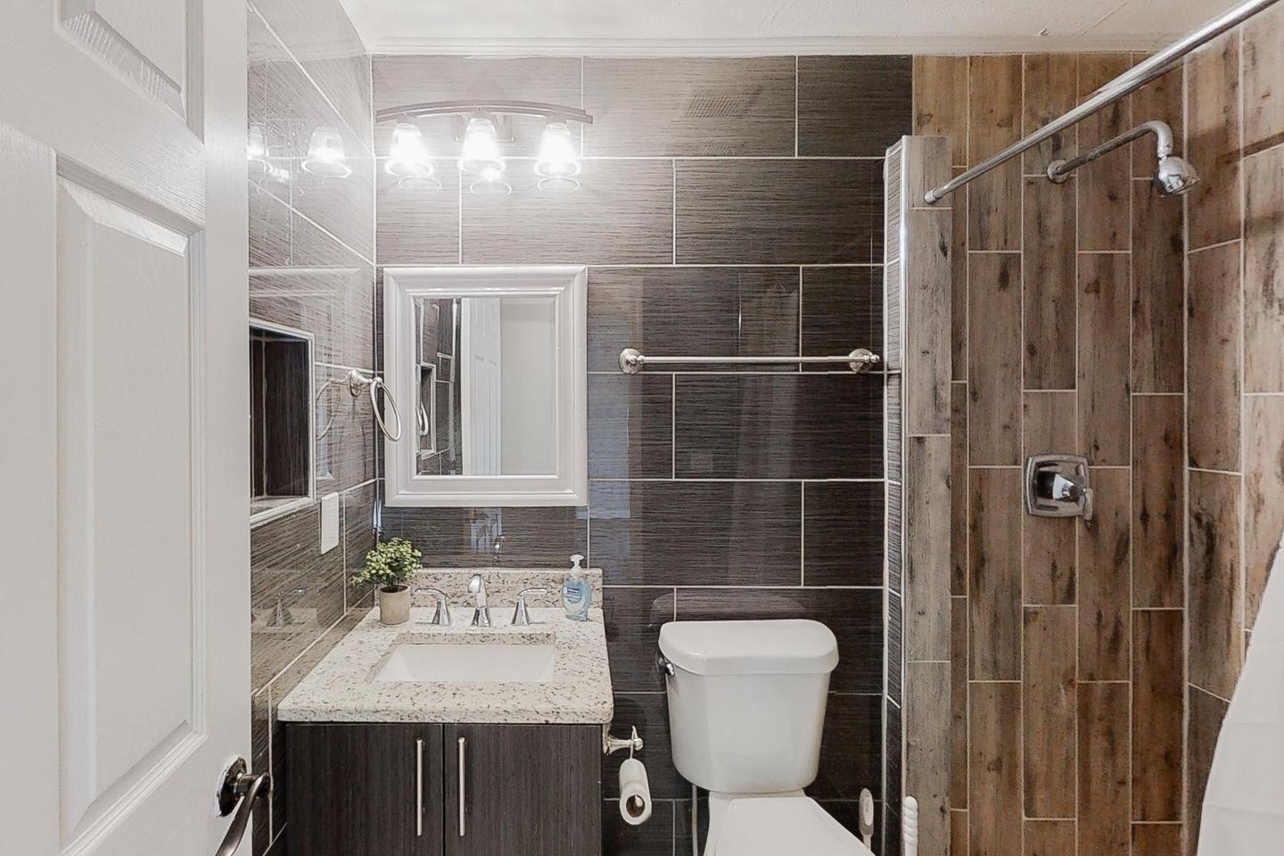 Bathroom(s)