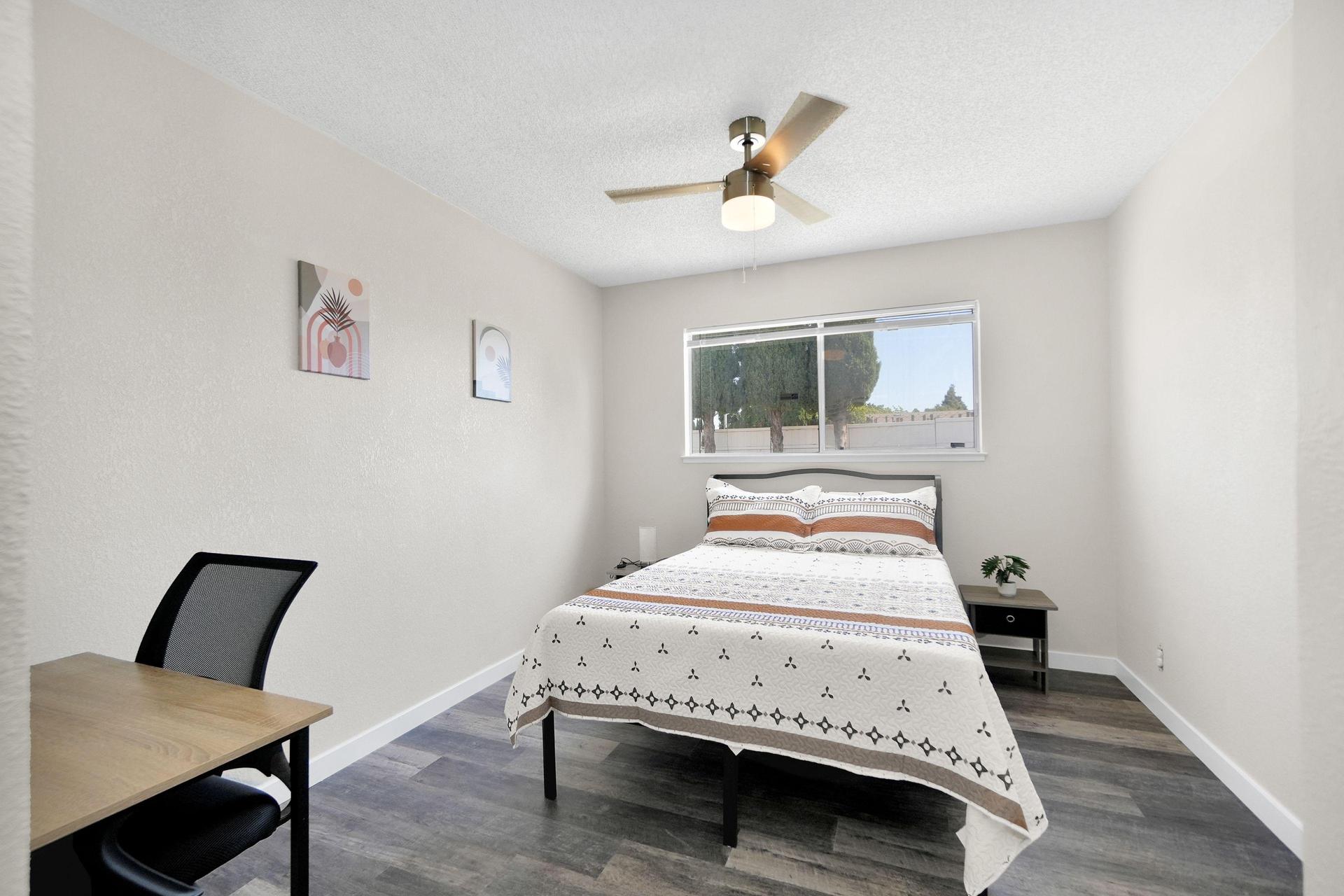 Cozy room with ceiling fan and miniblinds