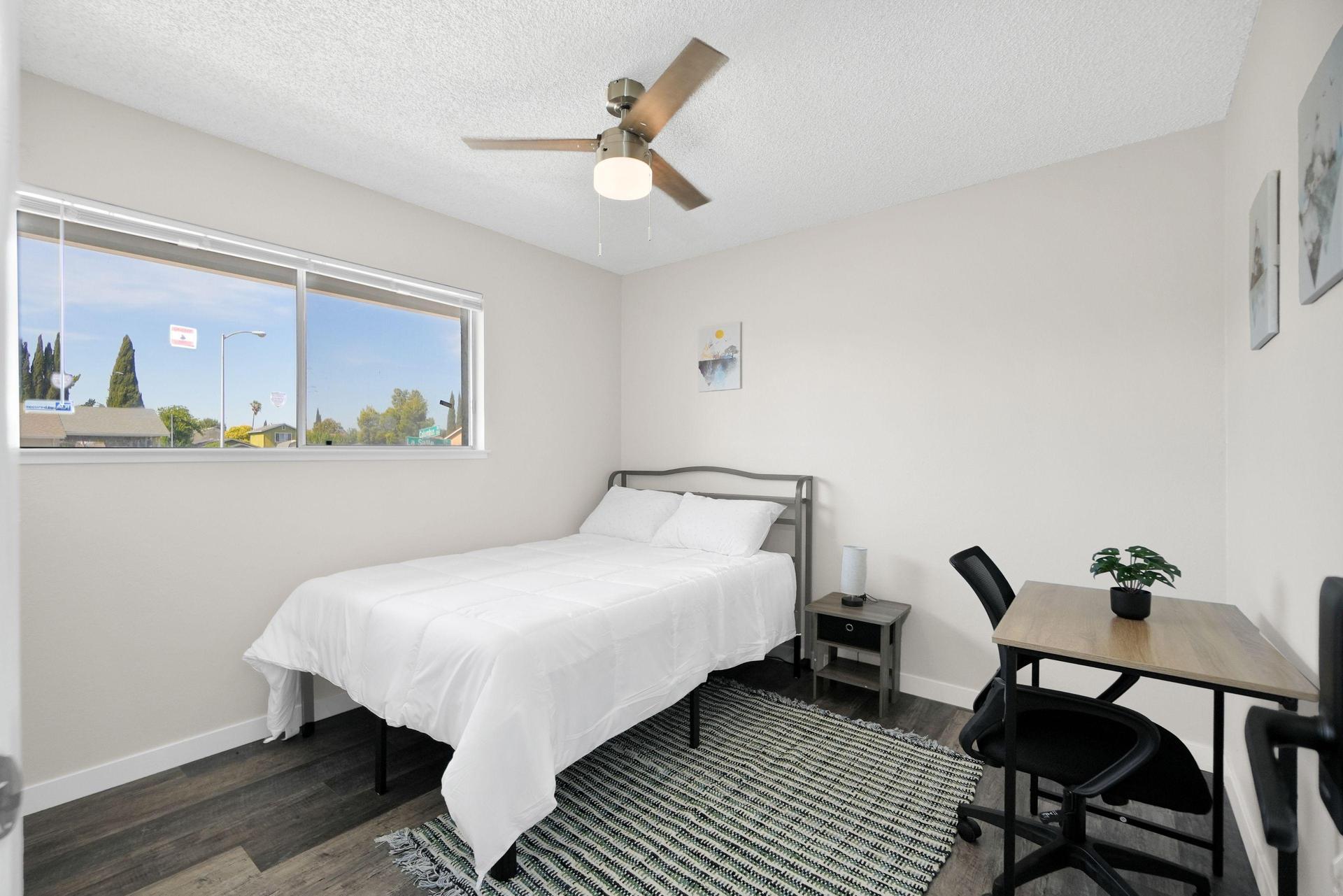 Comfy room with workspace, ideal for remote work