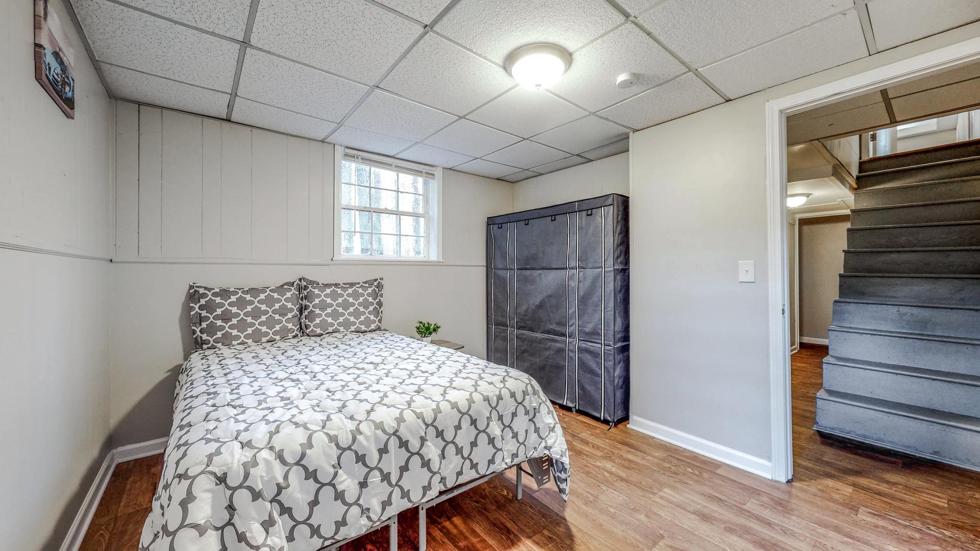 bedroom, detected: bed, window blind