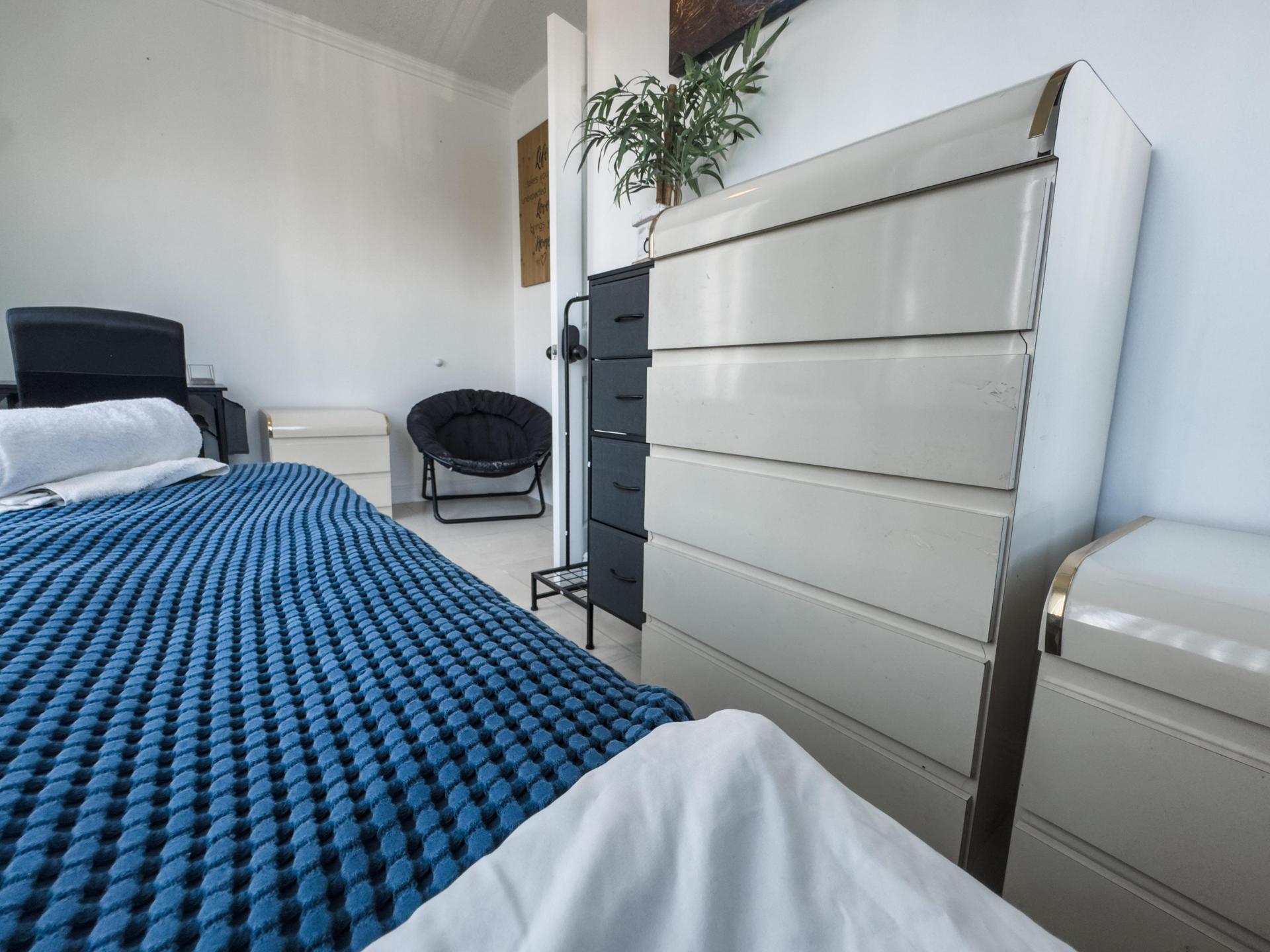 Single bed
Smart TV and Mini fridge