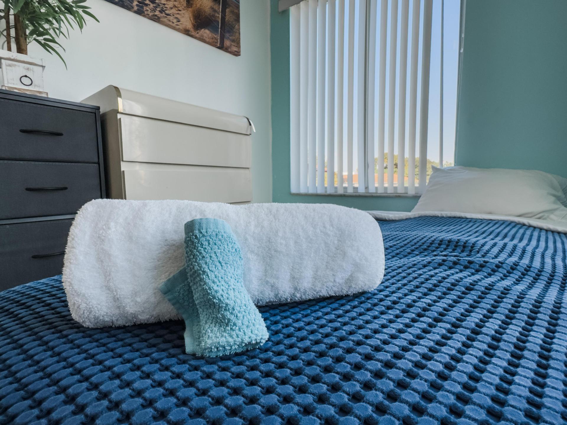 Single bed
Smart TV and Mini fridge