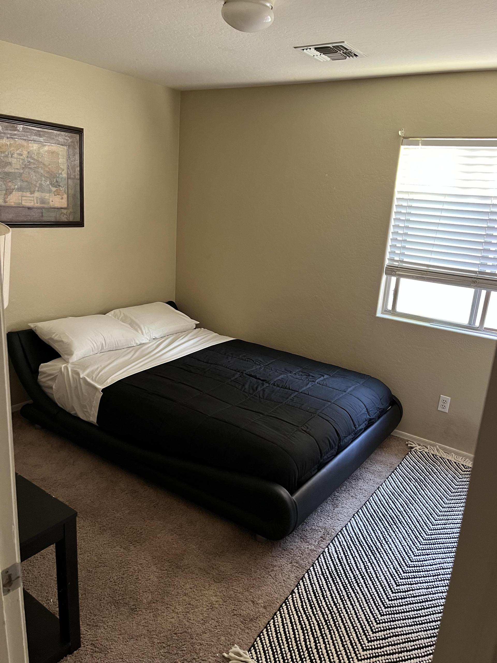 Bedroom 4: Queen size bed