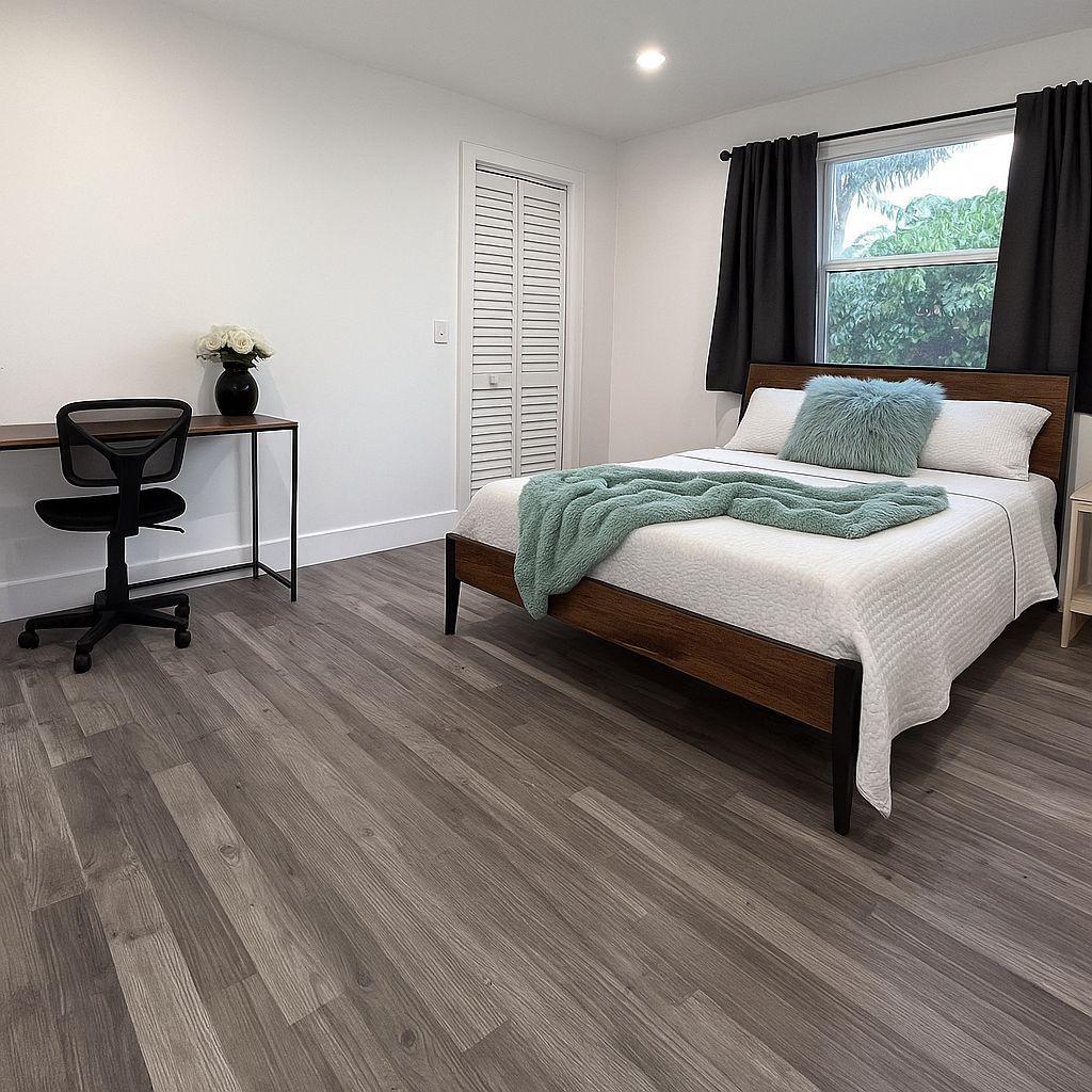 Large room with 🆕queen size bed with matress cover.