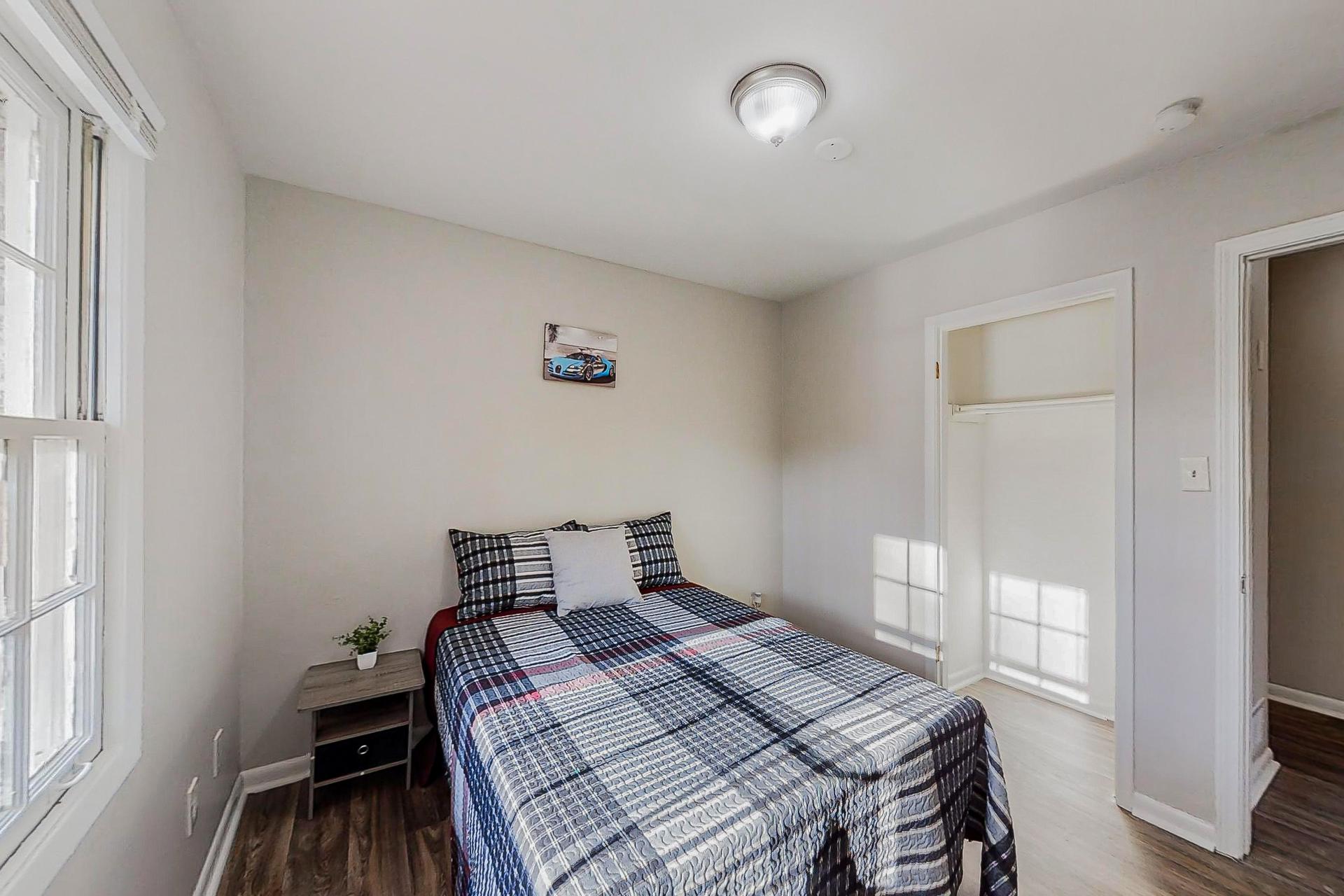 bedroom, detected: bed, window blind
