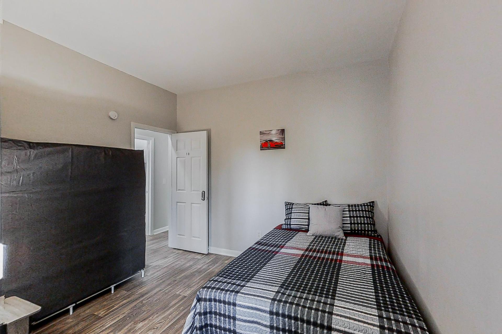 bedroom, detected: bed, window blind
