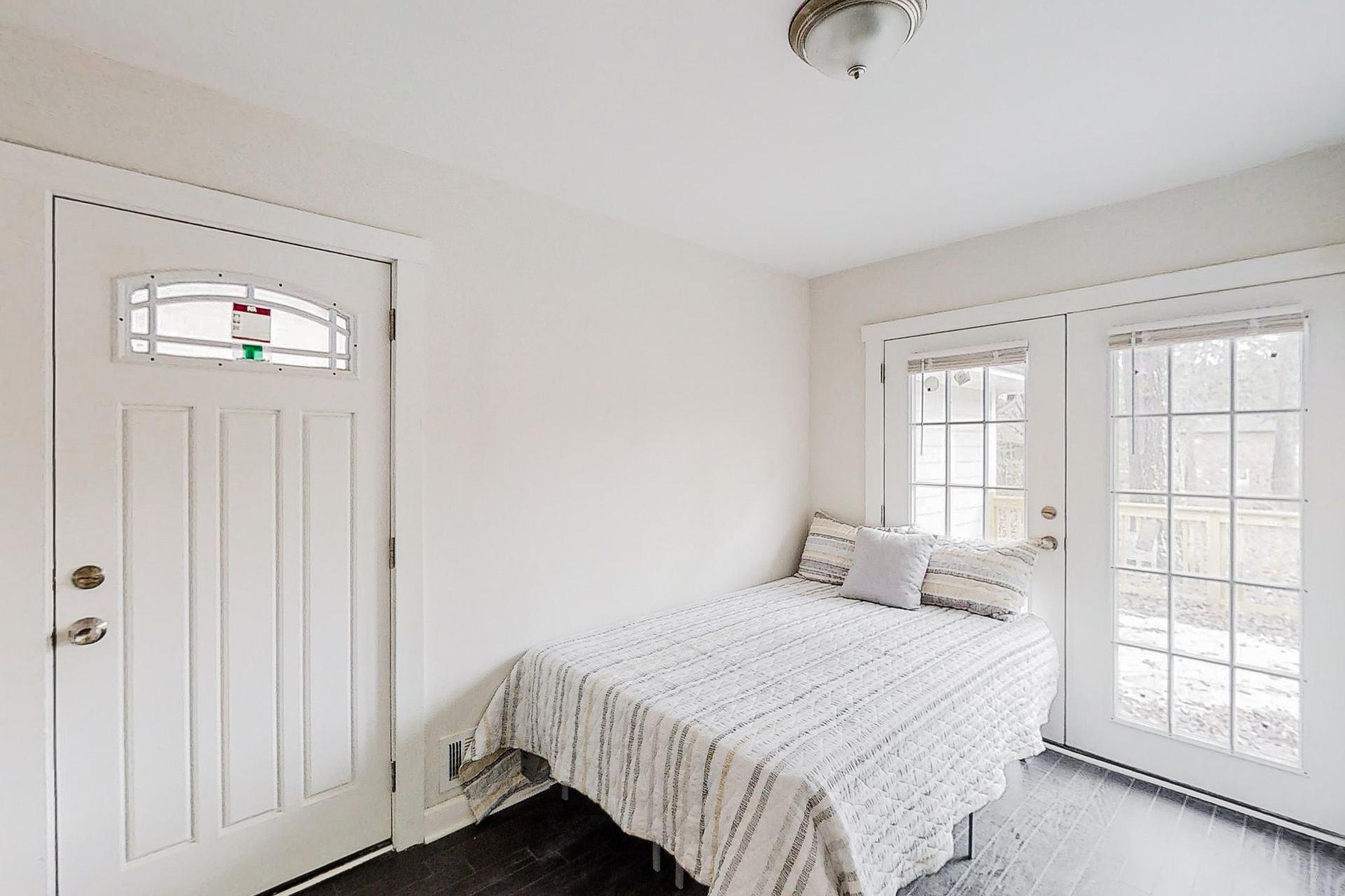 bedroom, detected: bed, window blind