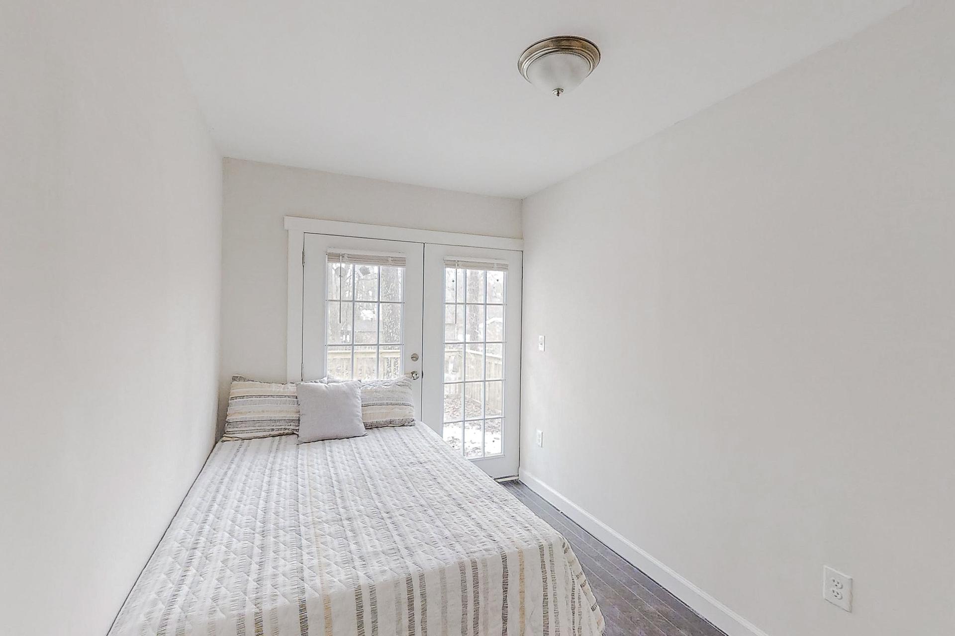 bedroom, detected: bed, window blind