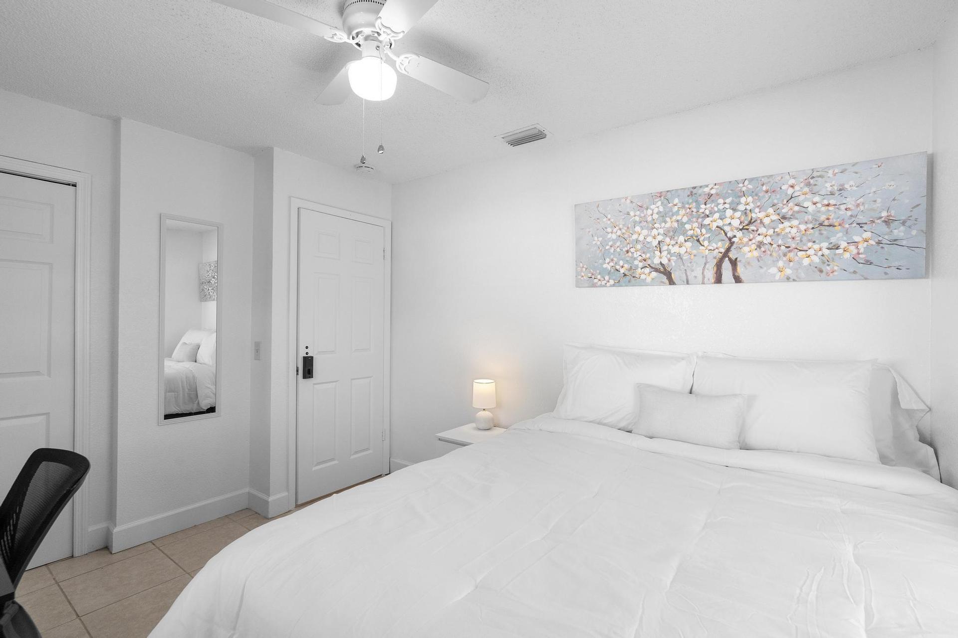 Clean, comfortable room with desk, TV & closet — peaceful stay in Sanford, FL