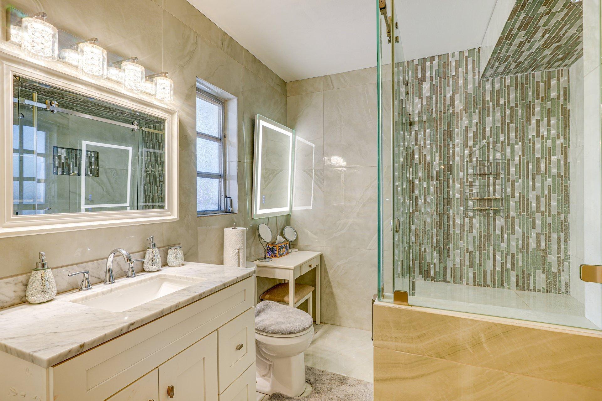 Modern Master Full Bathroom with Make-up Vanity, Bedroom 1