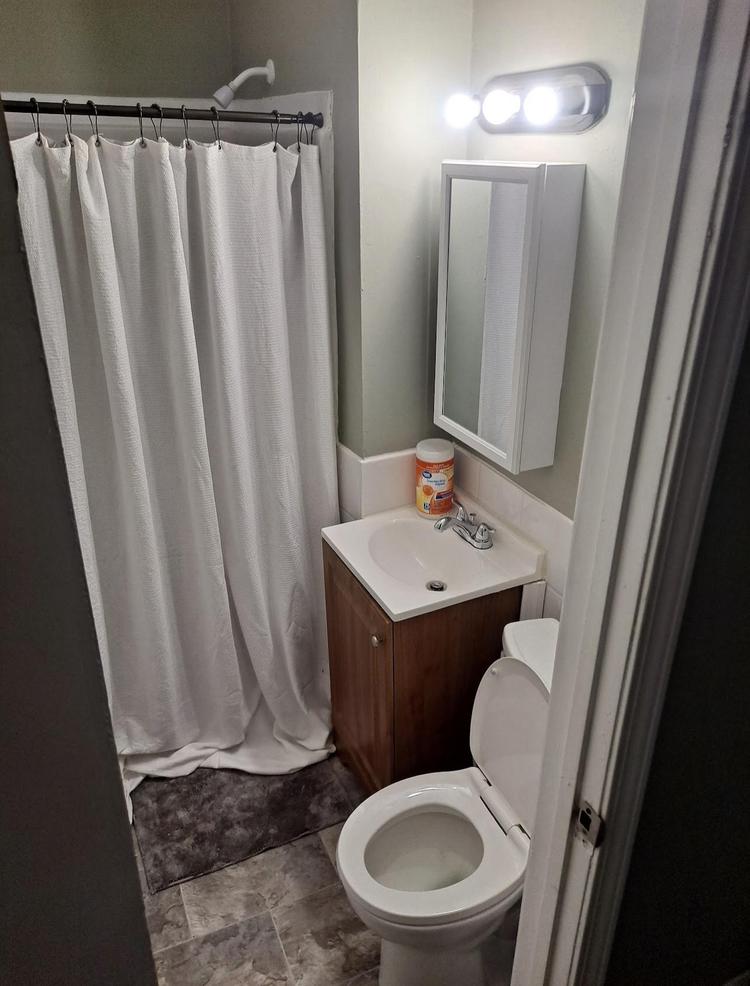 Bathroom(s)
