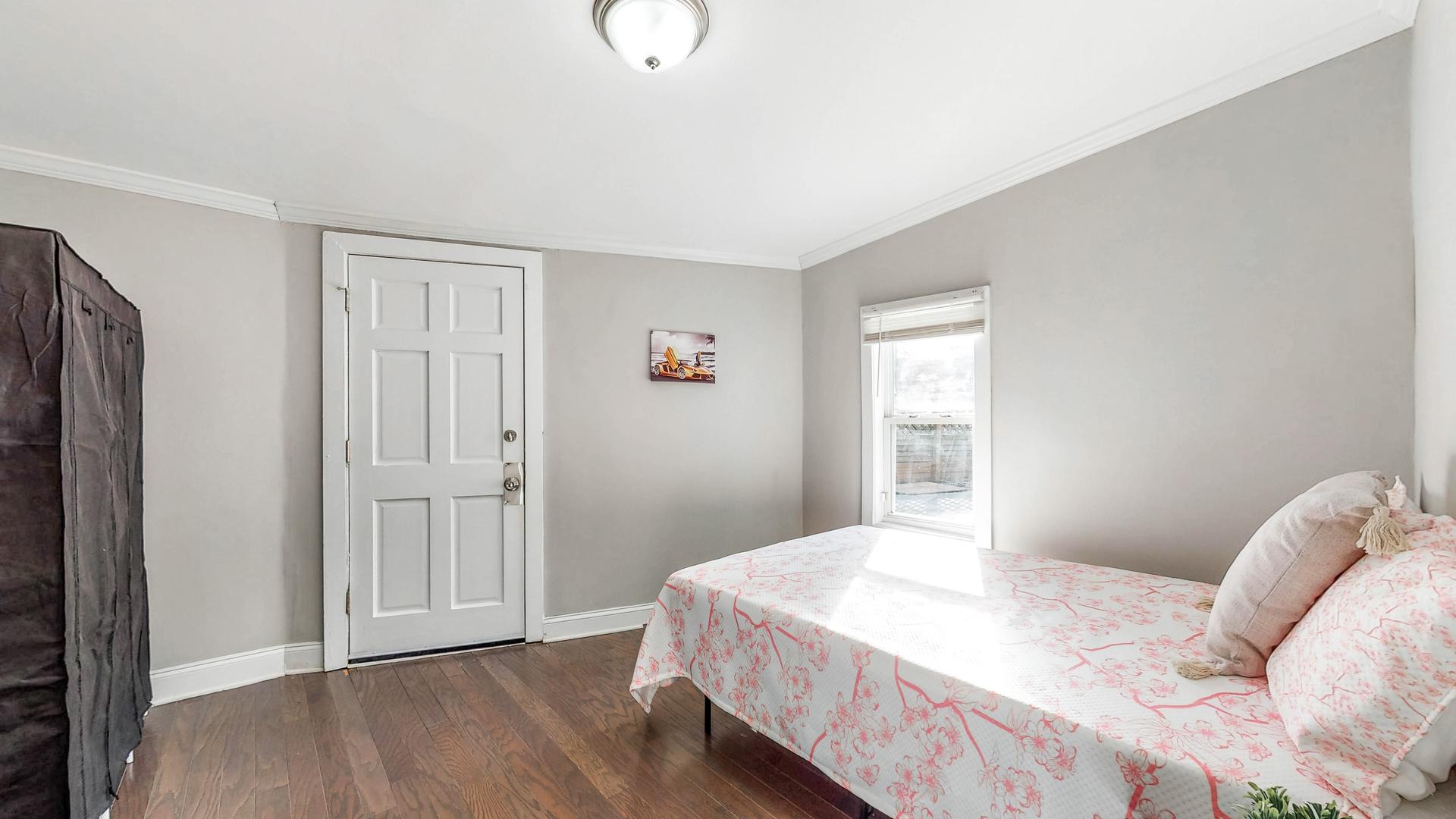 bedroom, detected: bed, window blind