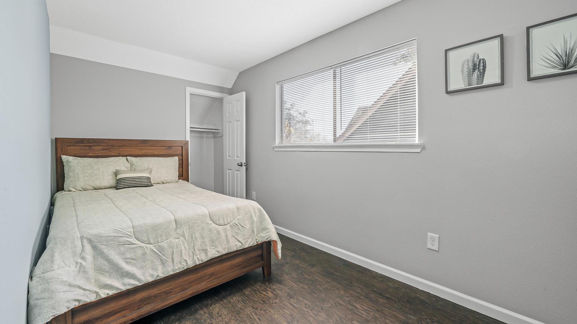 bedroom, detected: bed, window blind