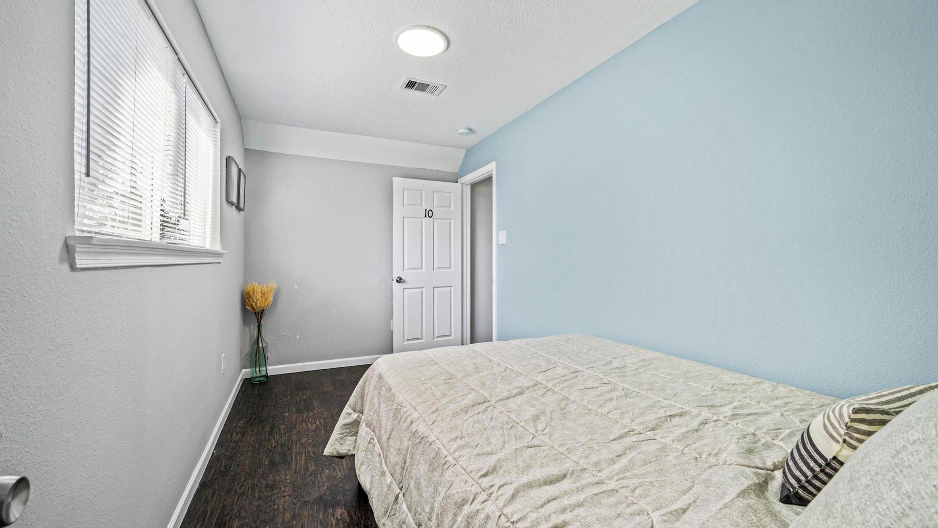 bedroom, detected: bed, window blind
