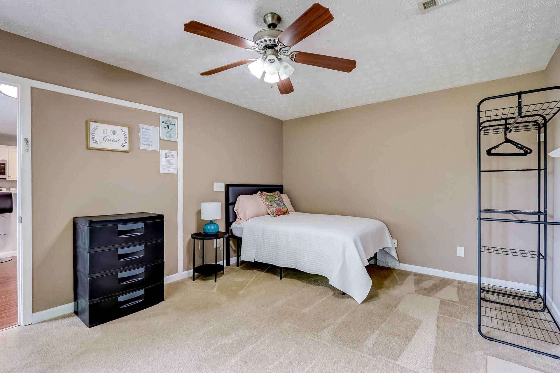 bedroom, detected:ceiling fan, bed, window blind
