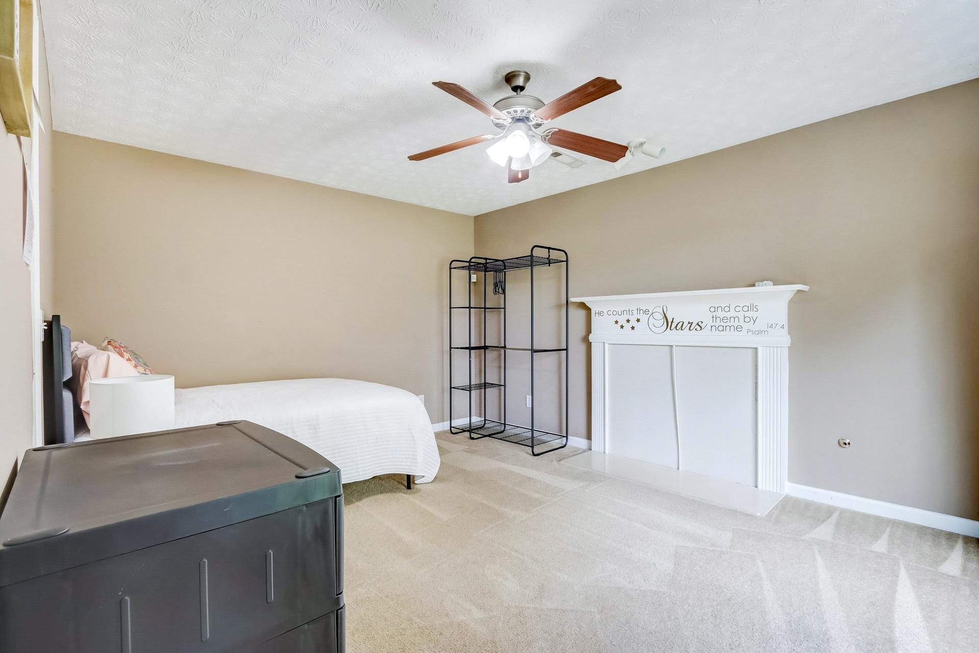 bedroom, detected:ceiling fan, window blind, bed