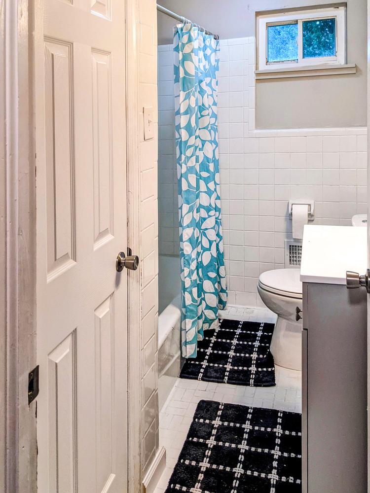 Bathroom(s)