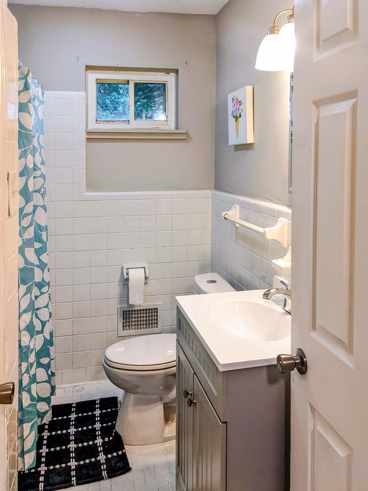 Bathroom(s)