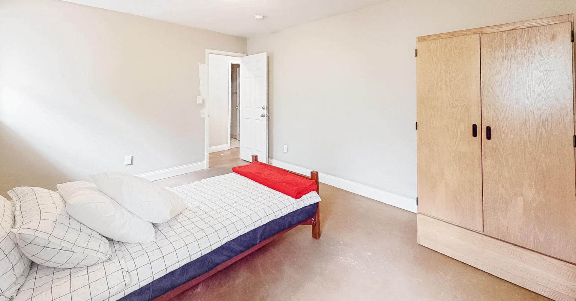 bedroom, detected: bed, sofa