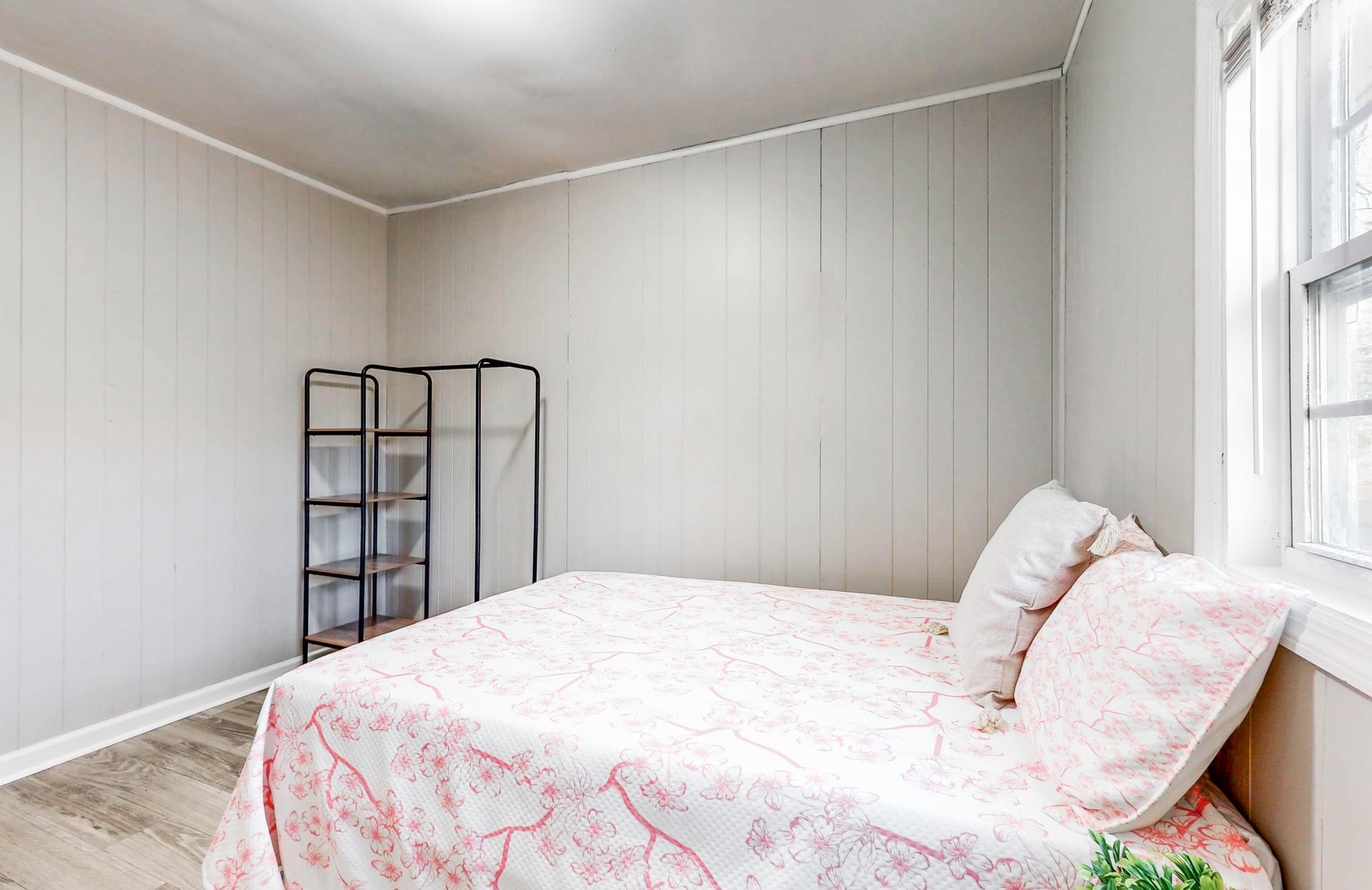 bedroom, detected: bed, window blind