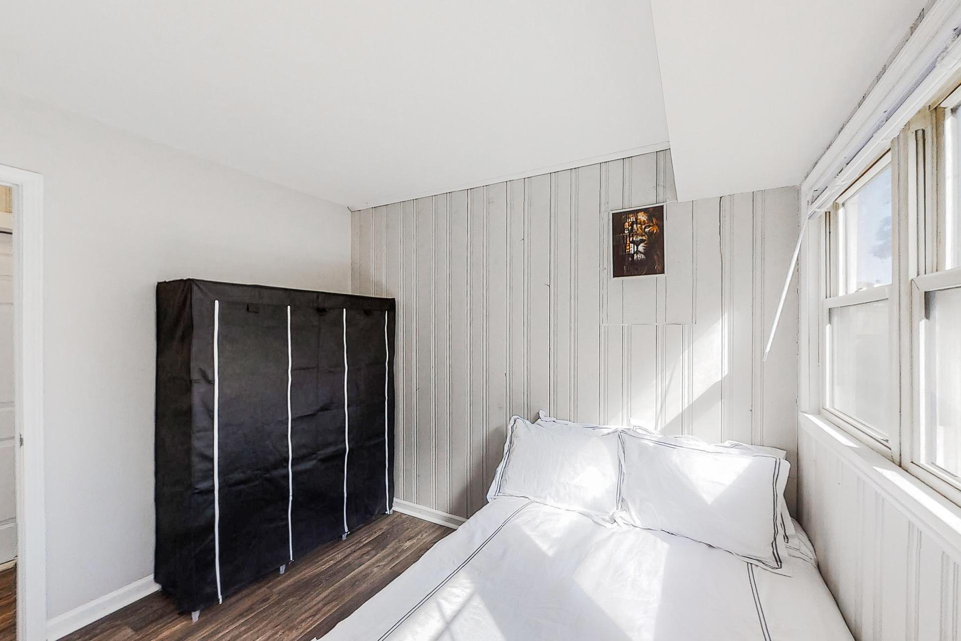 bedroom, detected: bed, window blind