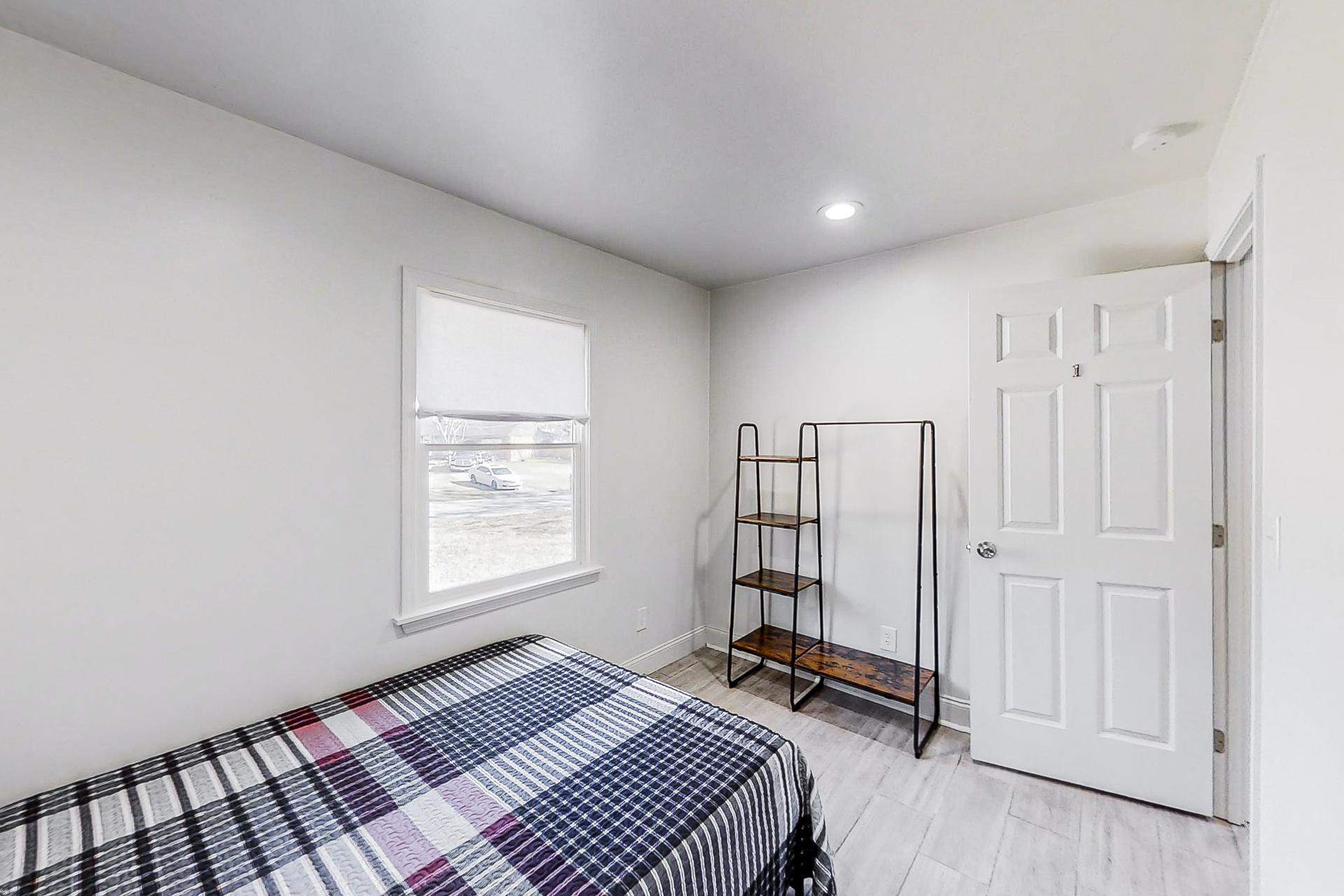 bedroom, detected: bed, window blind