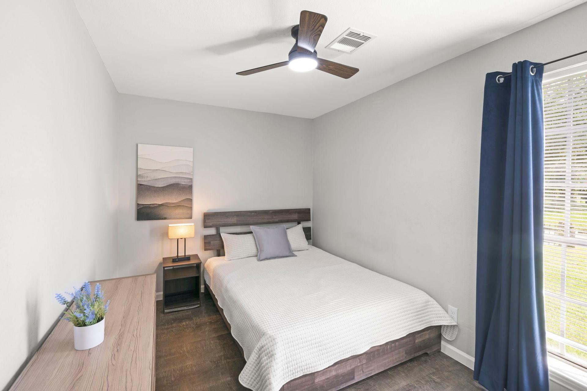 bedroom, detected:ceiling fan, window blind, bed