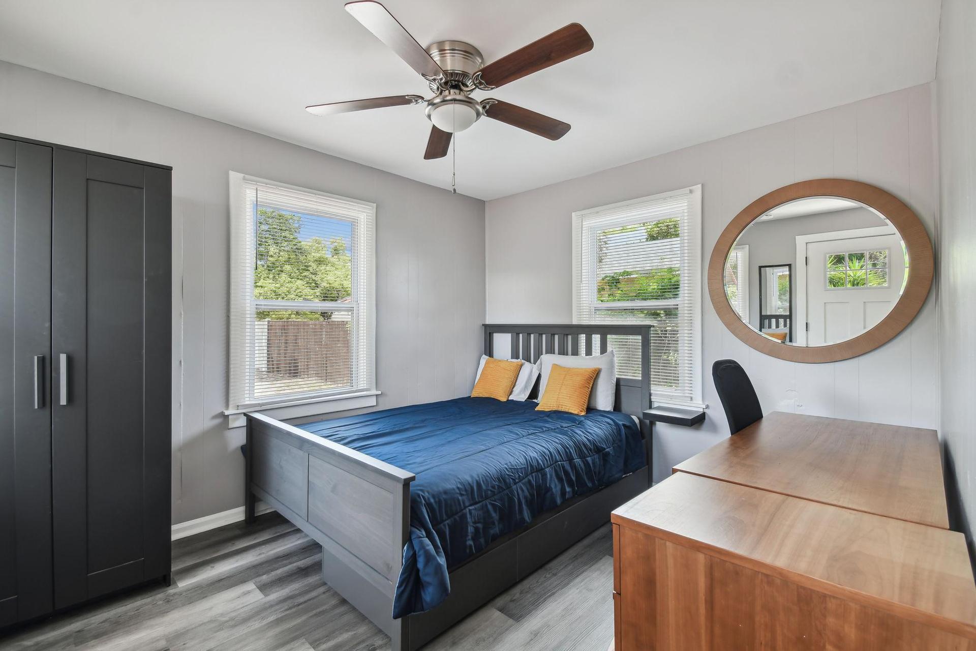 Bedroom w Desk