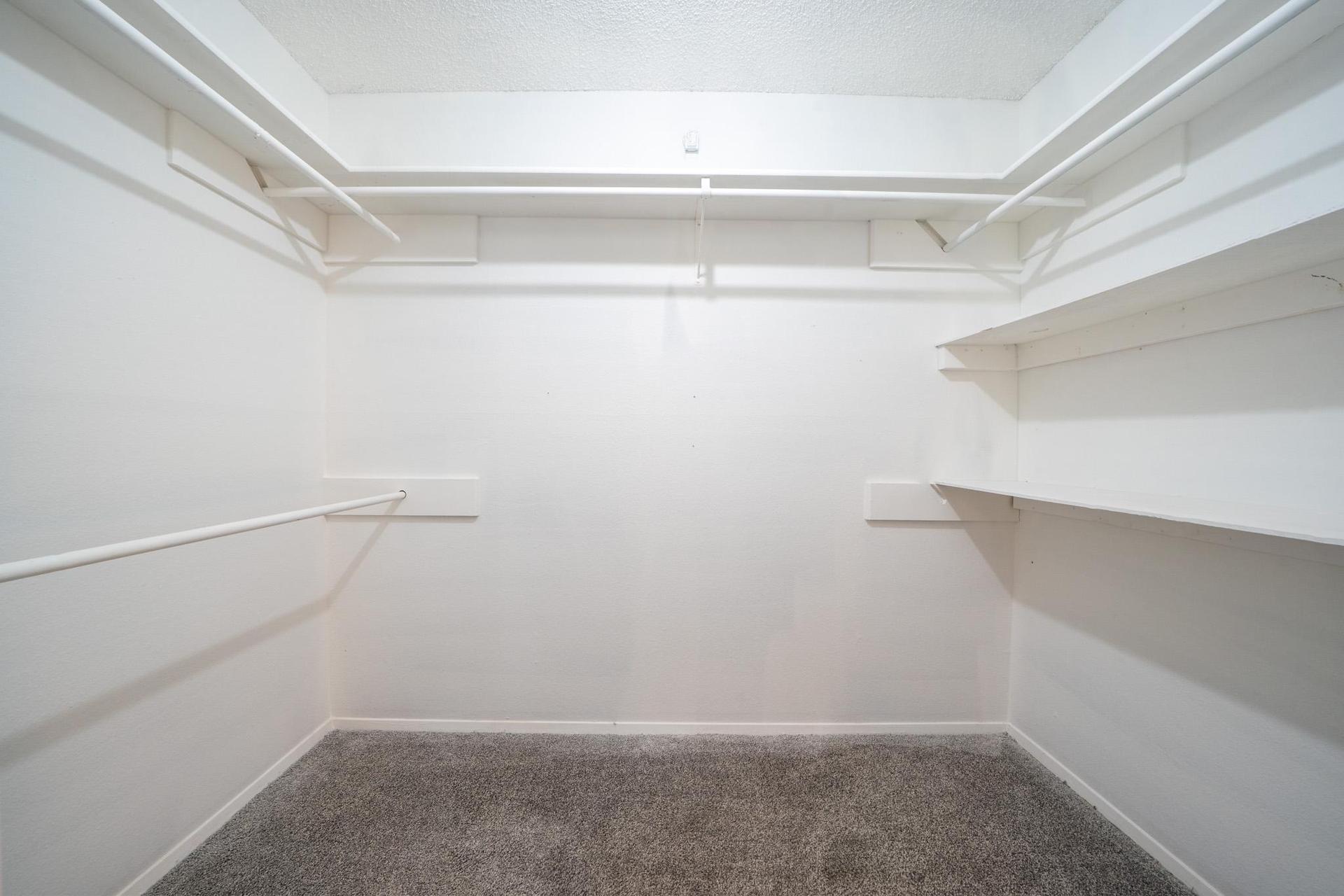 5ft x 8.5ft walk in closet