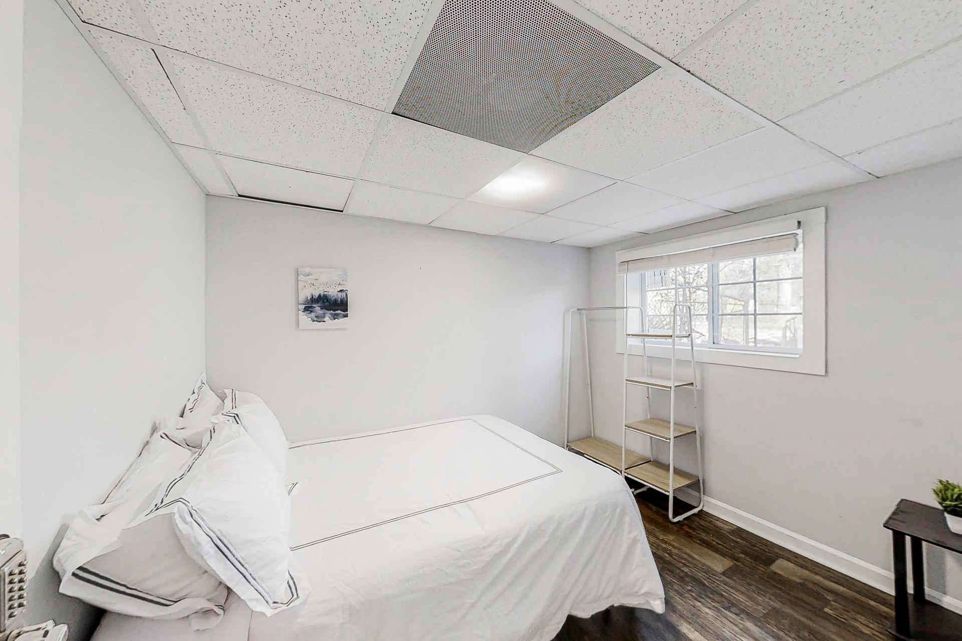 bedroom, detected: bed, window blind, ceiling fan