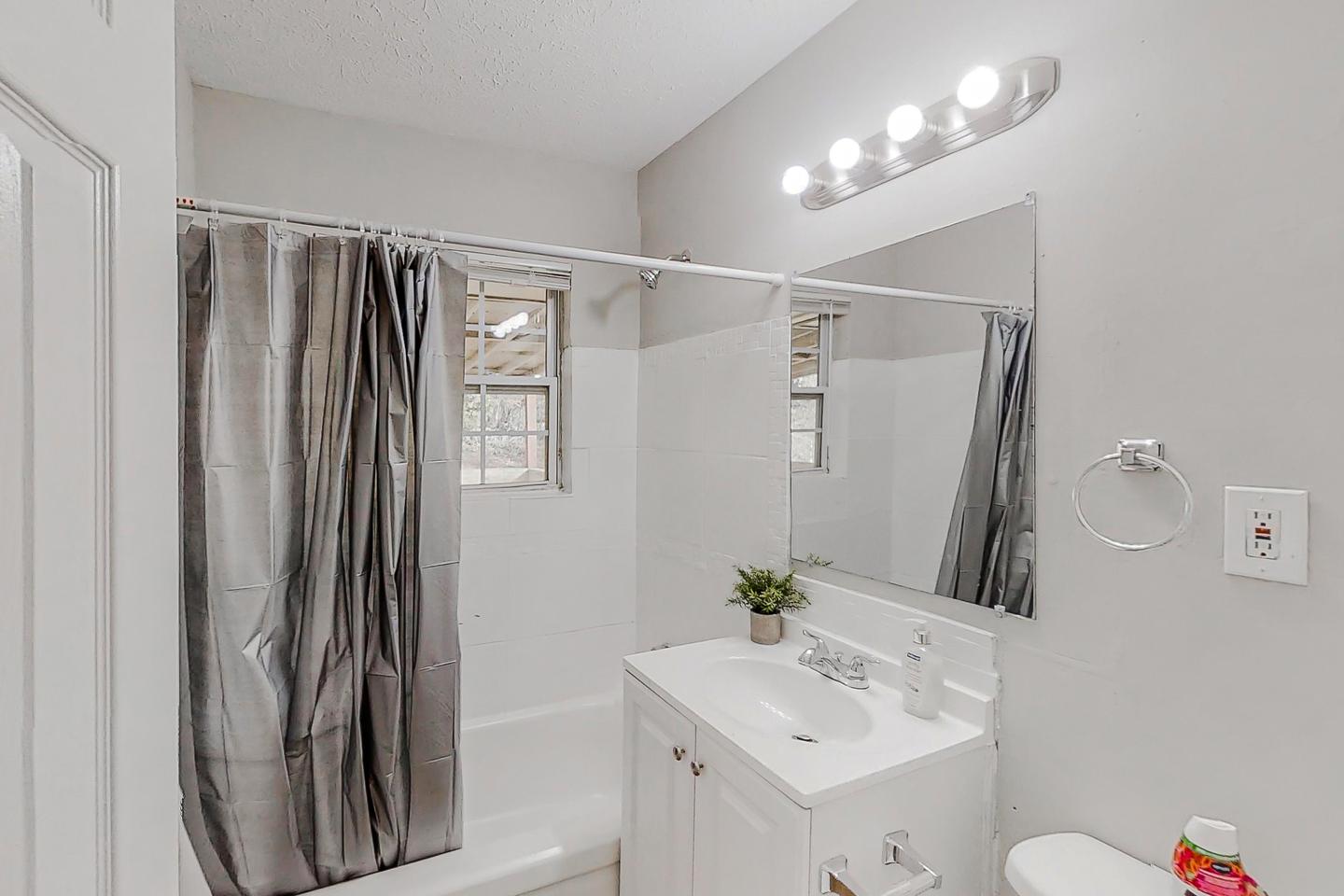 Bathroom(s)