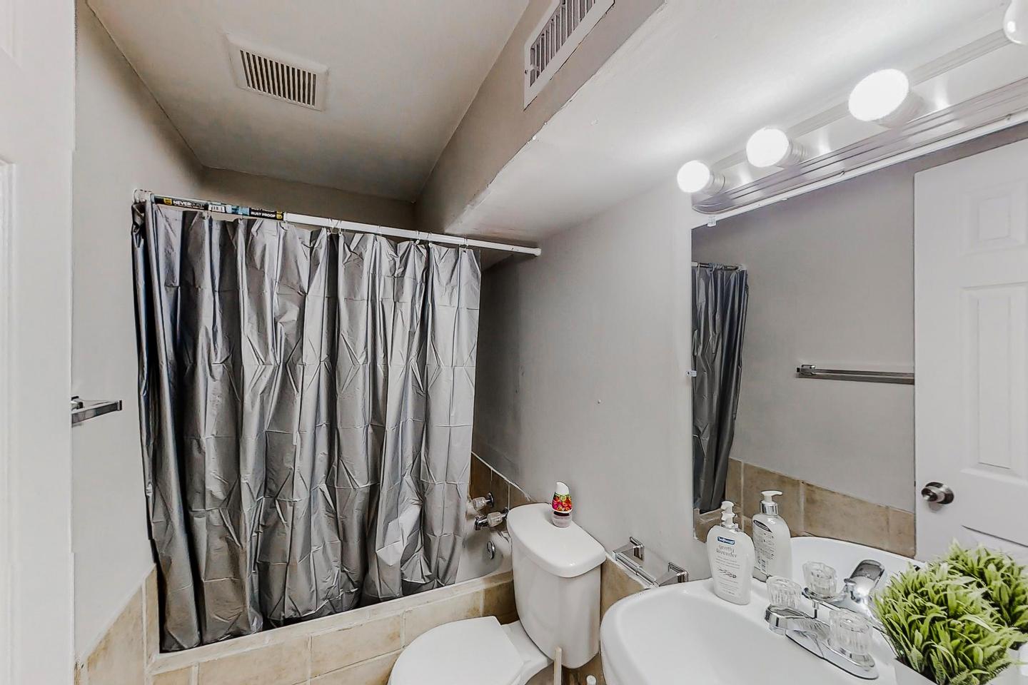 Bathroom(s)