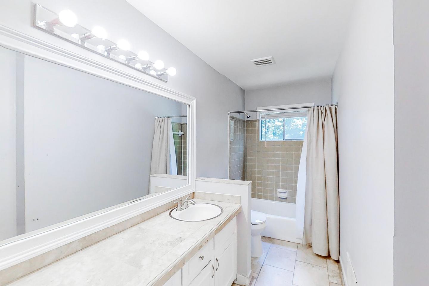 Bathroom(s)