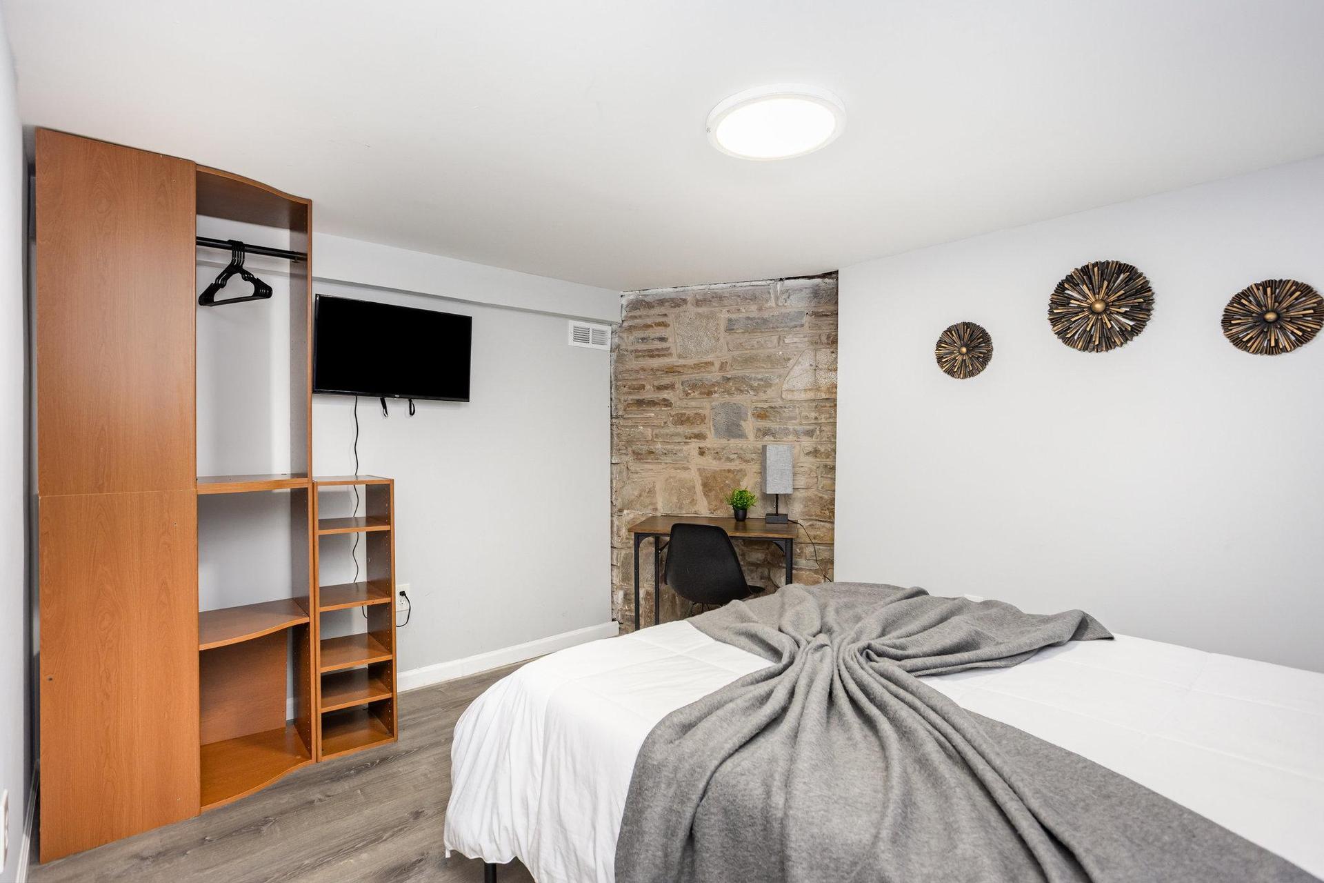 oom with a queen bed ,smart tv , work space