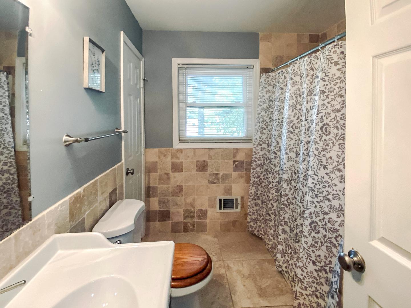 Bathroom(s)