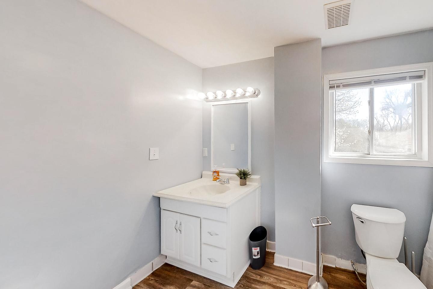 Bathroom(s)