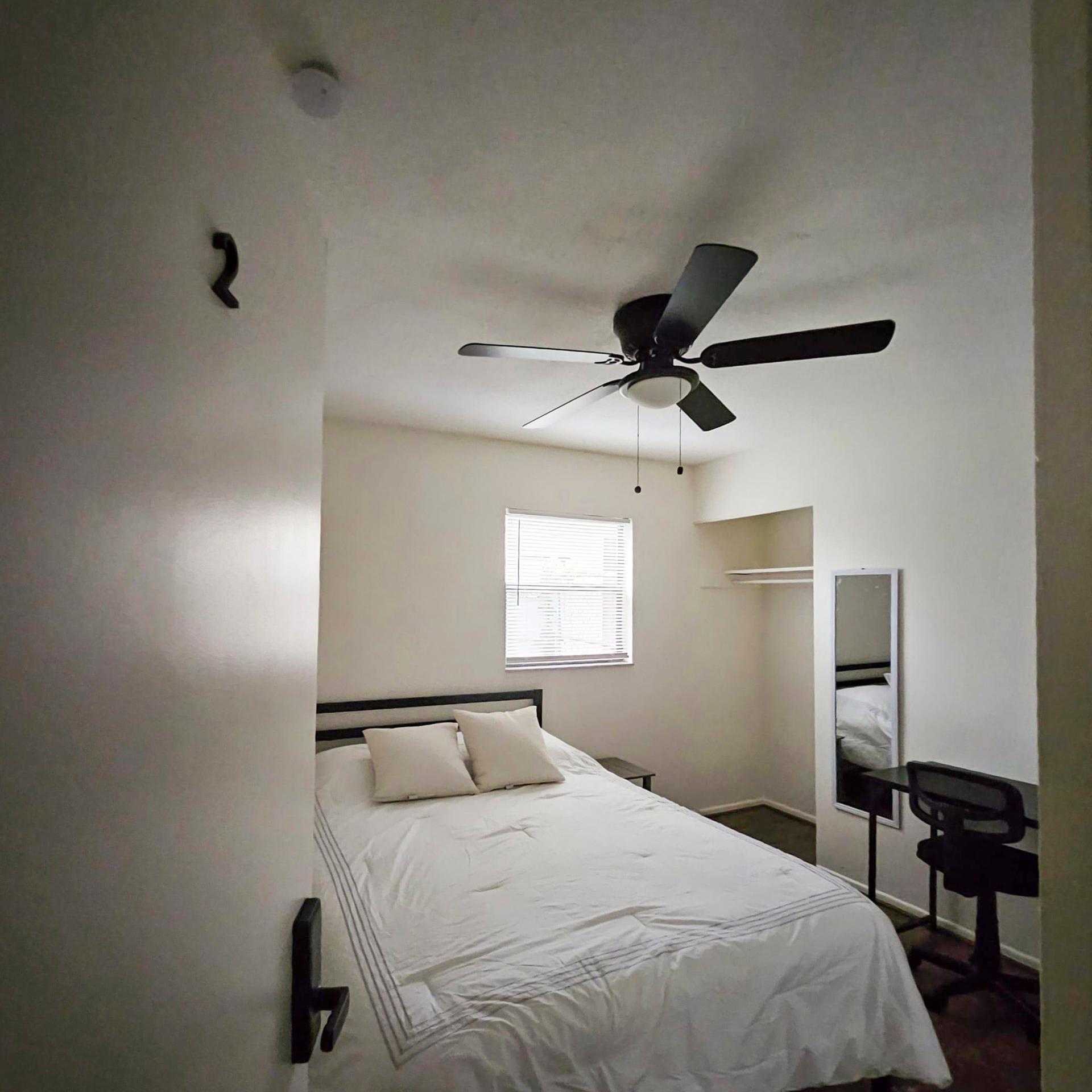 bedroom, detected:ceiling fan, bed