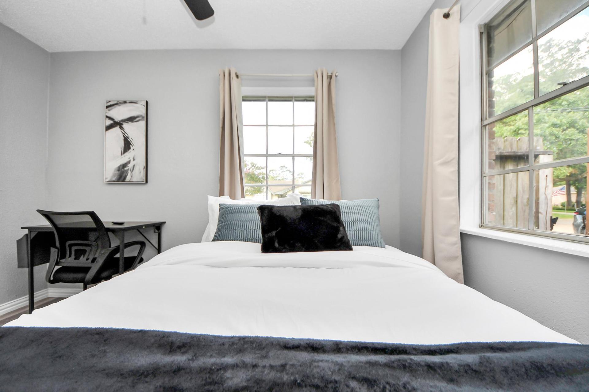Room 6 bed and desk