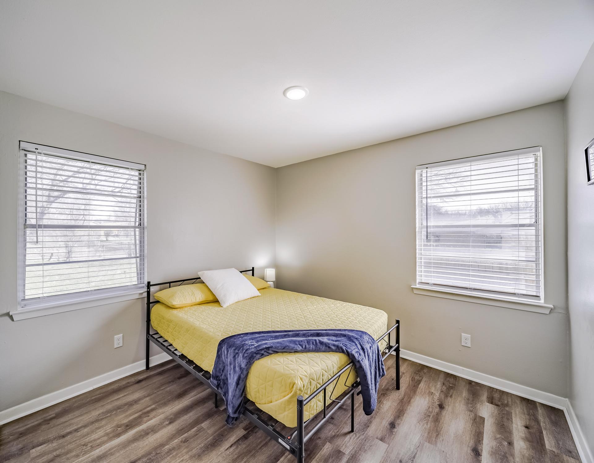 bedroom, detected:window blind, bed