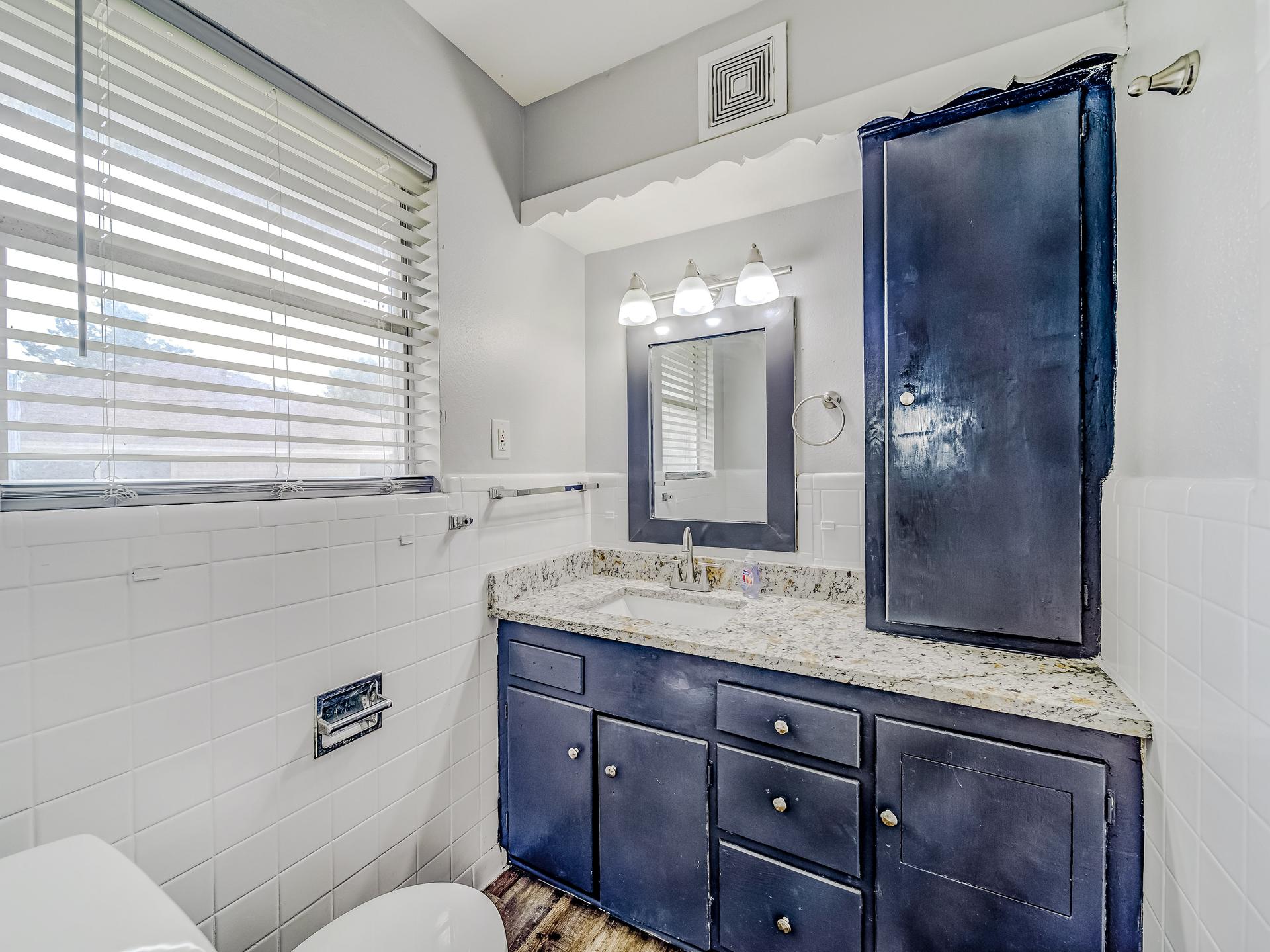 bathroom, detected:window blind