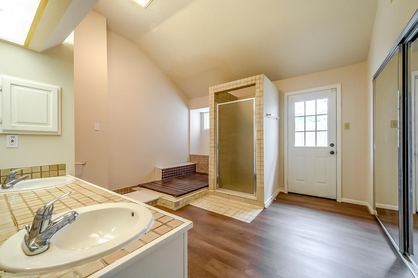 Bathroom(s)