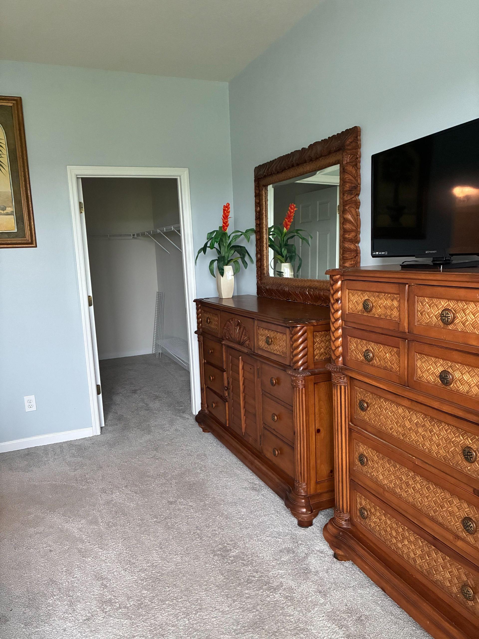 Room2: TV, dressers and walking close