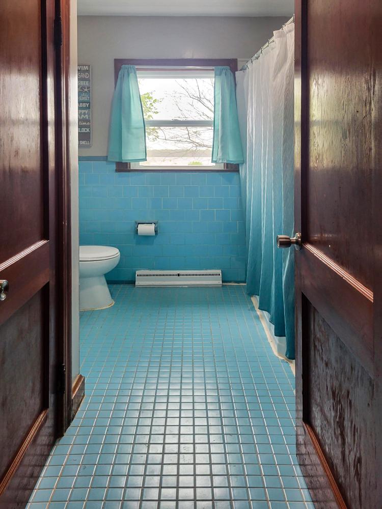 Bathroom(s)
