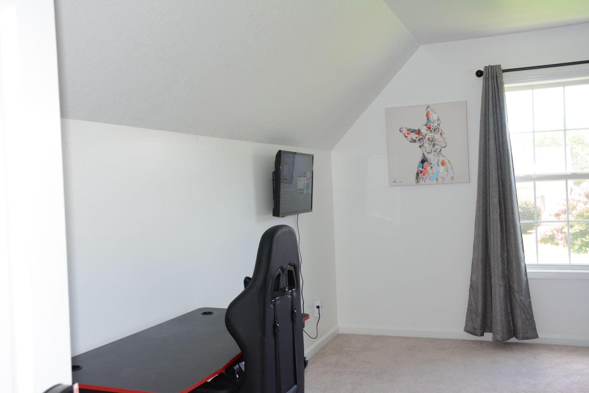 32 in tv with desk and chair.