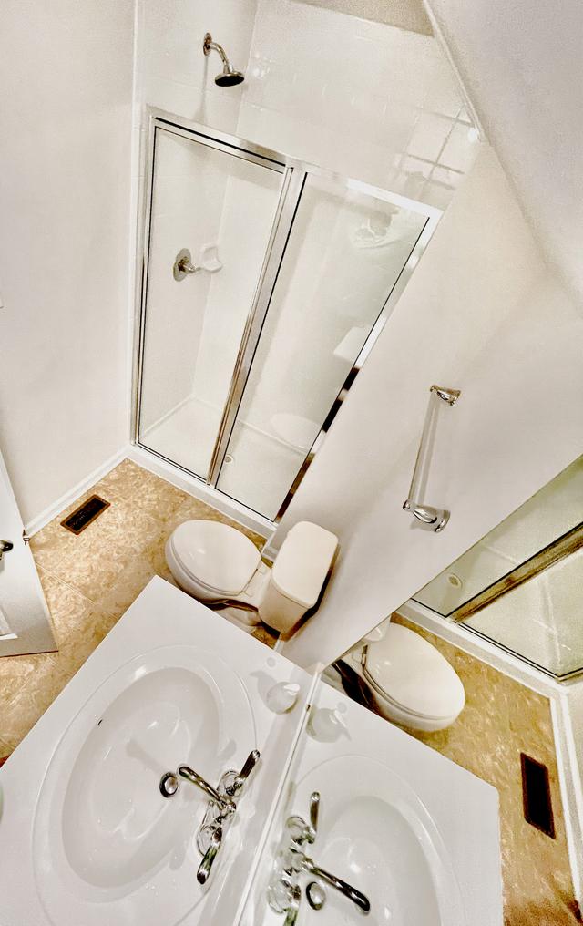 Bathroom(s)