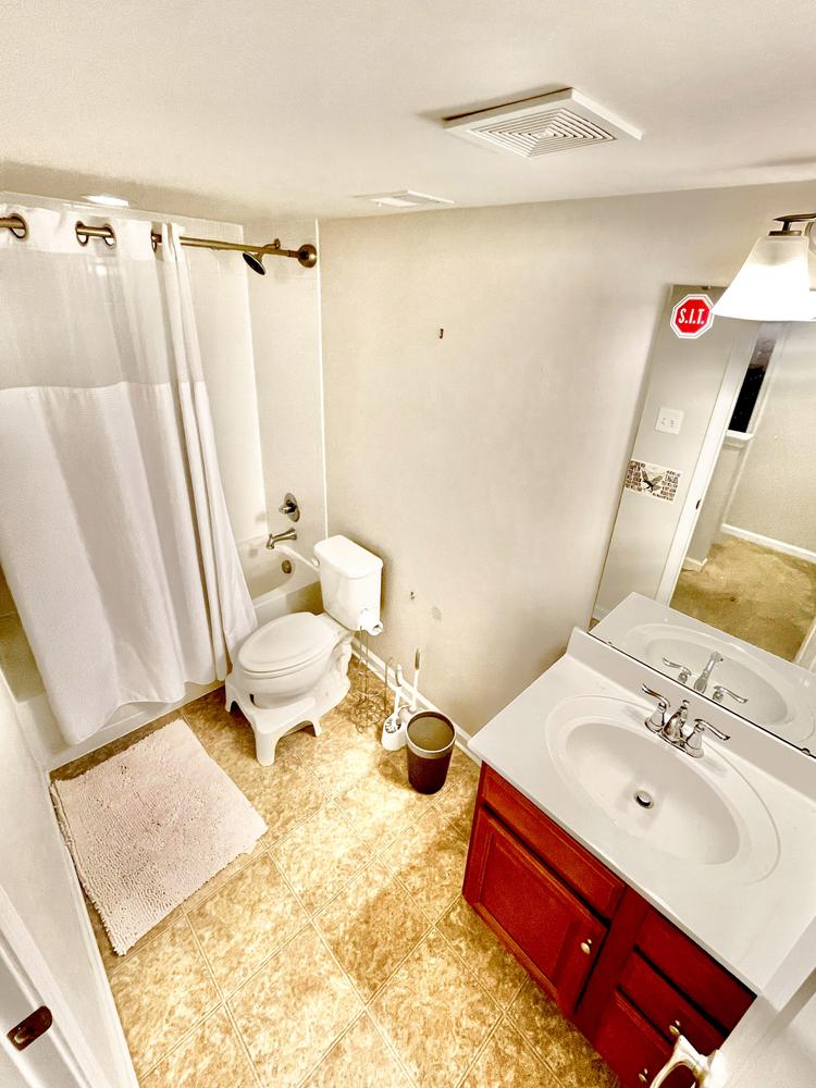 Bathroom(s)